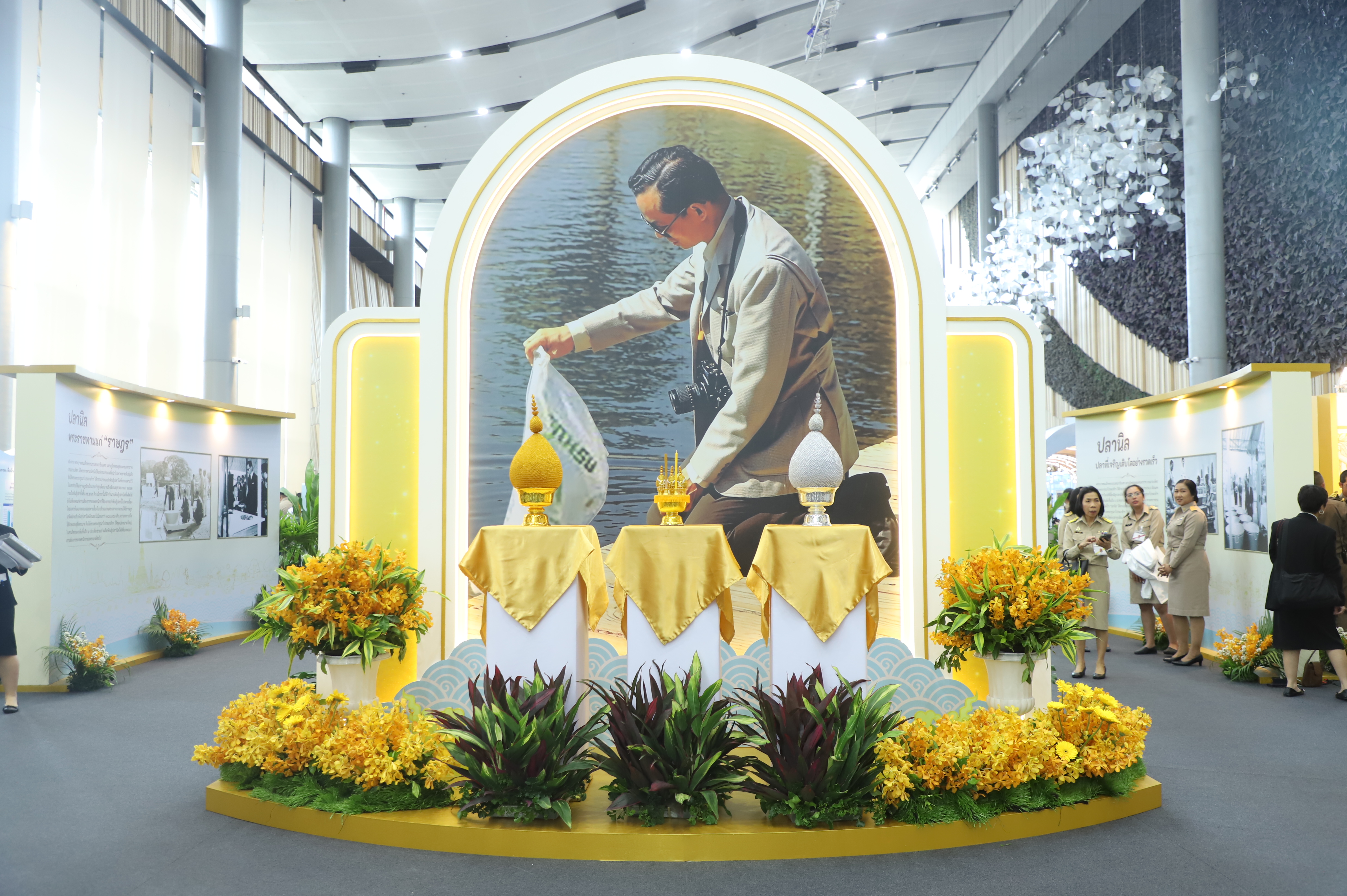 title - เลขาฯ ส.ป.ก. เฝ้ารับเสด็จ สมเด็จพระกนิษฐาธิราชเจ้า กรมสมเด็จพระเทพรัตนราชสุดาฯ สยามบรมราชกุมารี ทรงเป็นองค์ประธานเปิดงาน 60 ปี ปลานิลพระราชทาน เพื่อปวงชนชาวไทย